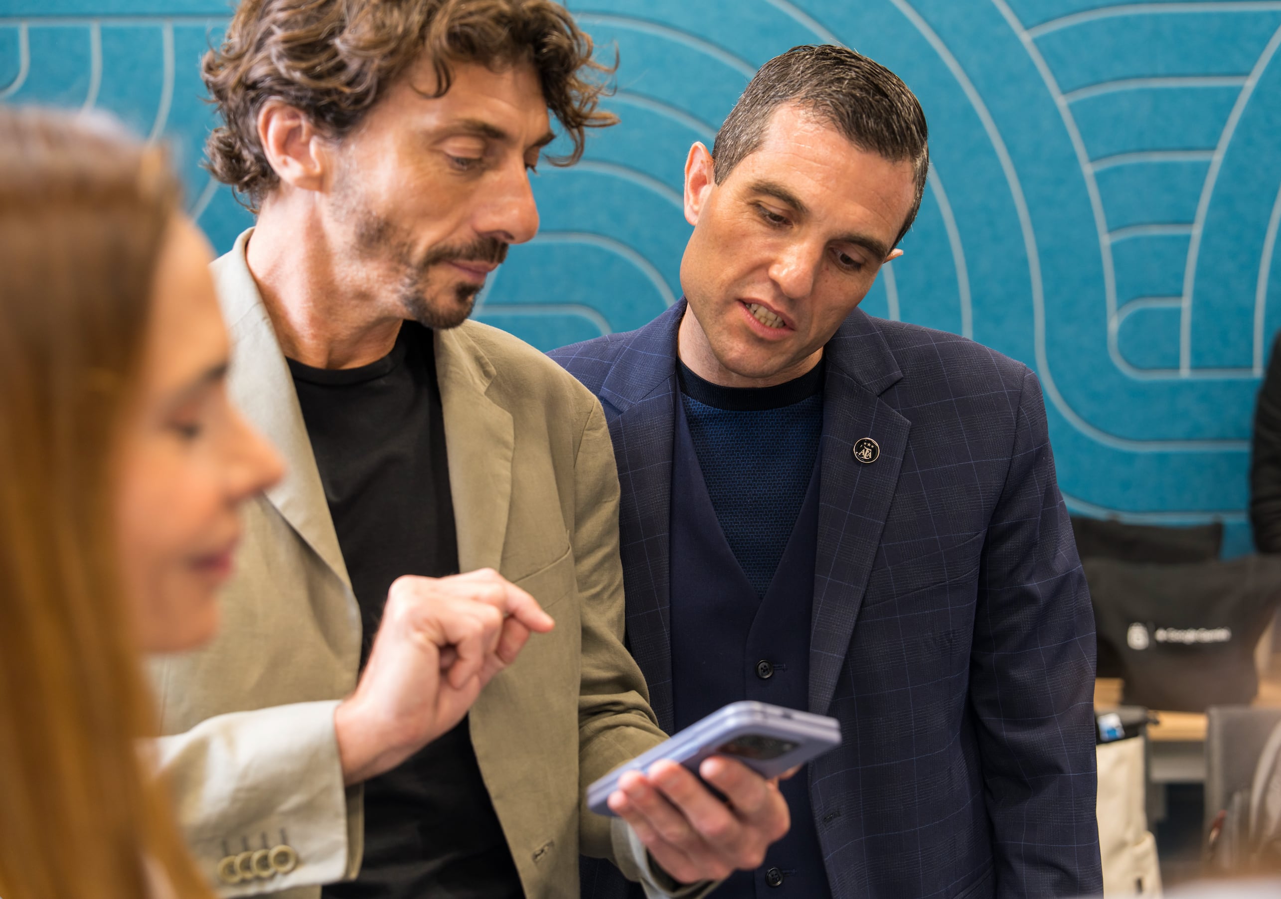 Ramiro Sánchez, de Google, le muestra a Leandro Petersen, de AFA, las últimas funciones de Gemini durante la presentación en Miami.