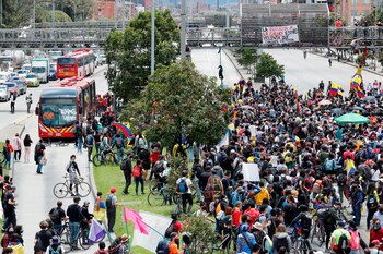 Cientos de personas marchan durante