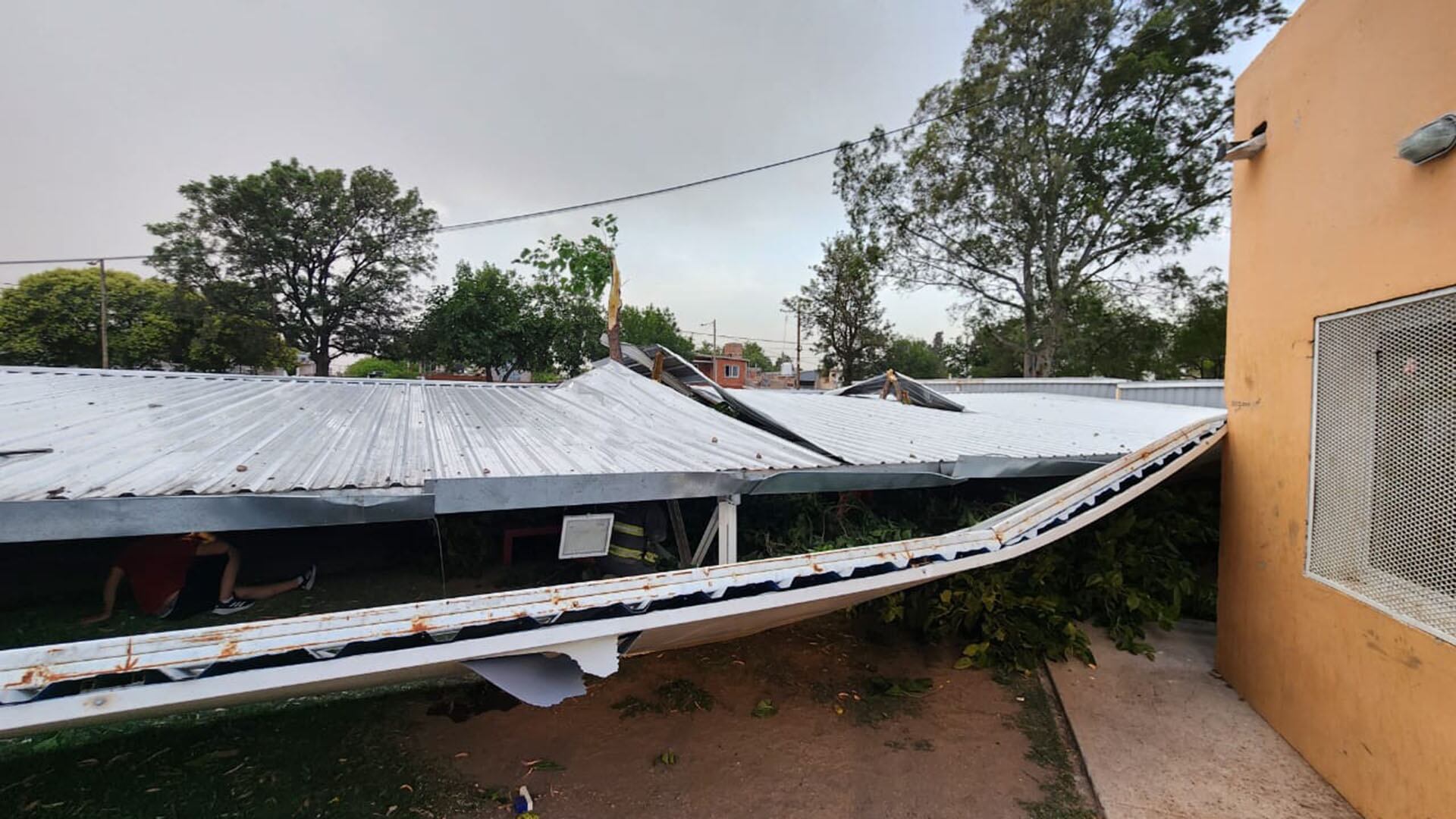 El primer colapso ocurrió en el barrio Los Álamos (Facebook)