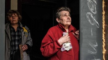 Dos mujeres de Sverodonetsk observan