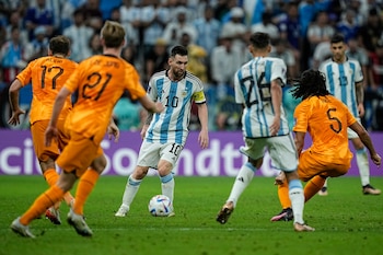 Messi, rodeado de camisetas naranjas
