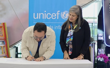 Personal de AERIS y representantes de UNICEF Costa Rica formalizan la renovación de su convenio en el Aeropuerto Internacional Juan Santamaría. Cortesía: AERIS