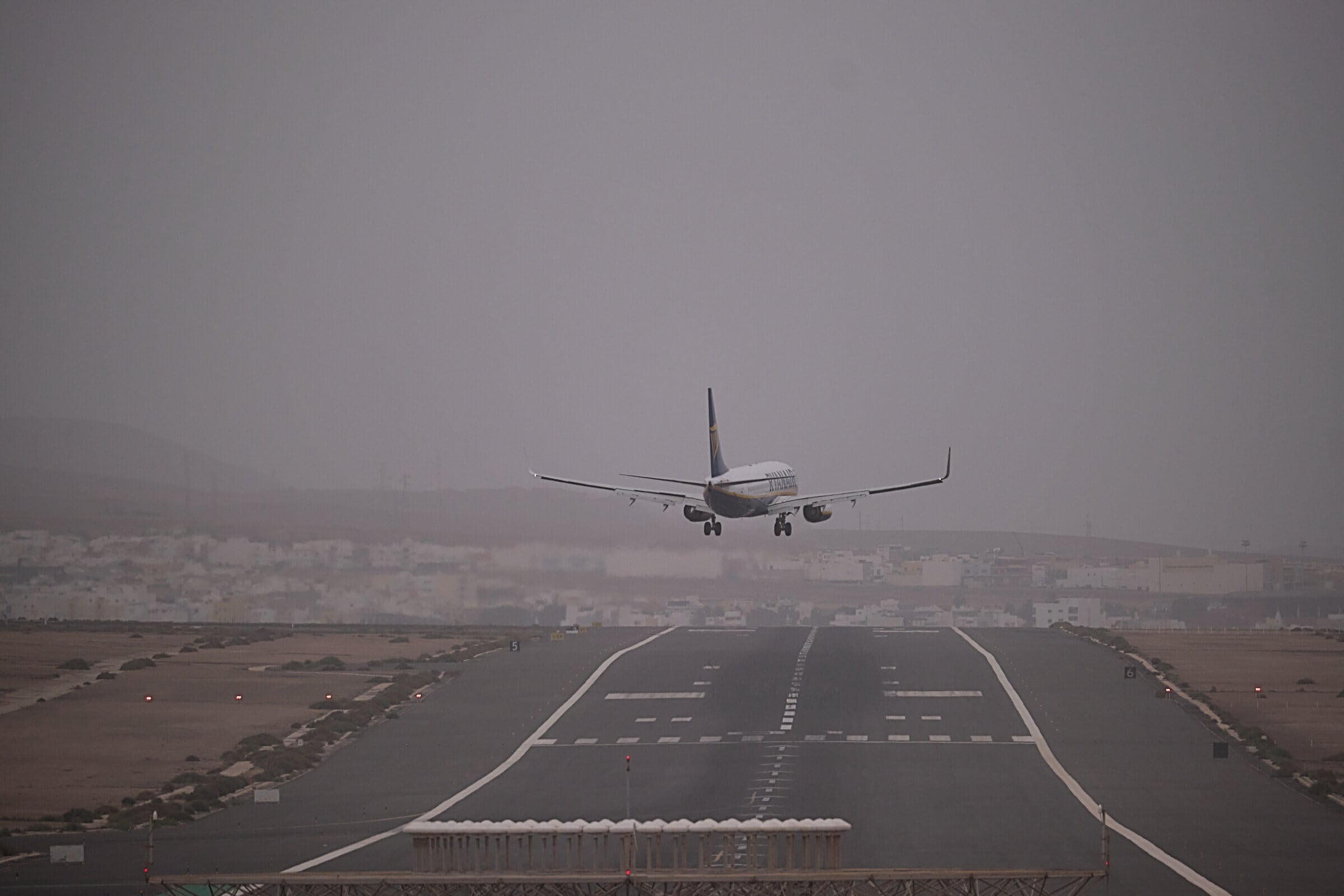 El aeropuerto de Gran Canaria activa un dispositivo de emergencia por un aviso de bomba en un vuelo de Vueling
