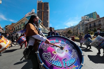 Una mujer toca un tambor