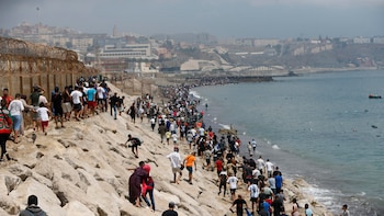 El flujo de personas entrando a Ceuta desde Marruecos continúa este viernes: ya son más de 20.000 migrantes en un día