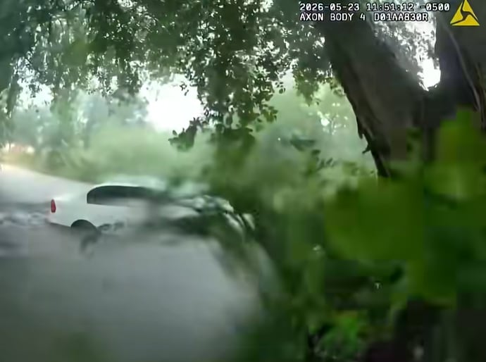 El episodio motivó nuevas advertencias de las autoridades y abrió el debate sobre la responsabilidad al conducir durante eventos meteorológicos extremos (City of Beeville Police Department)