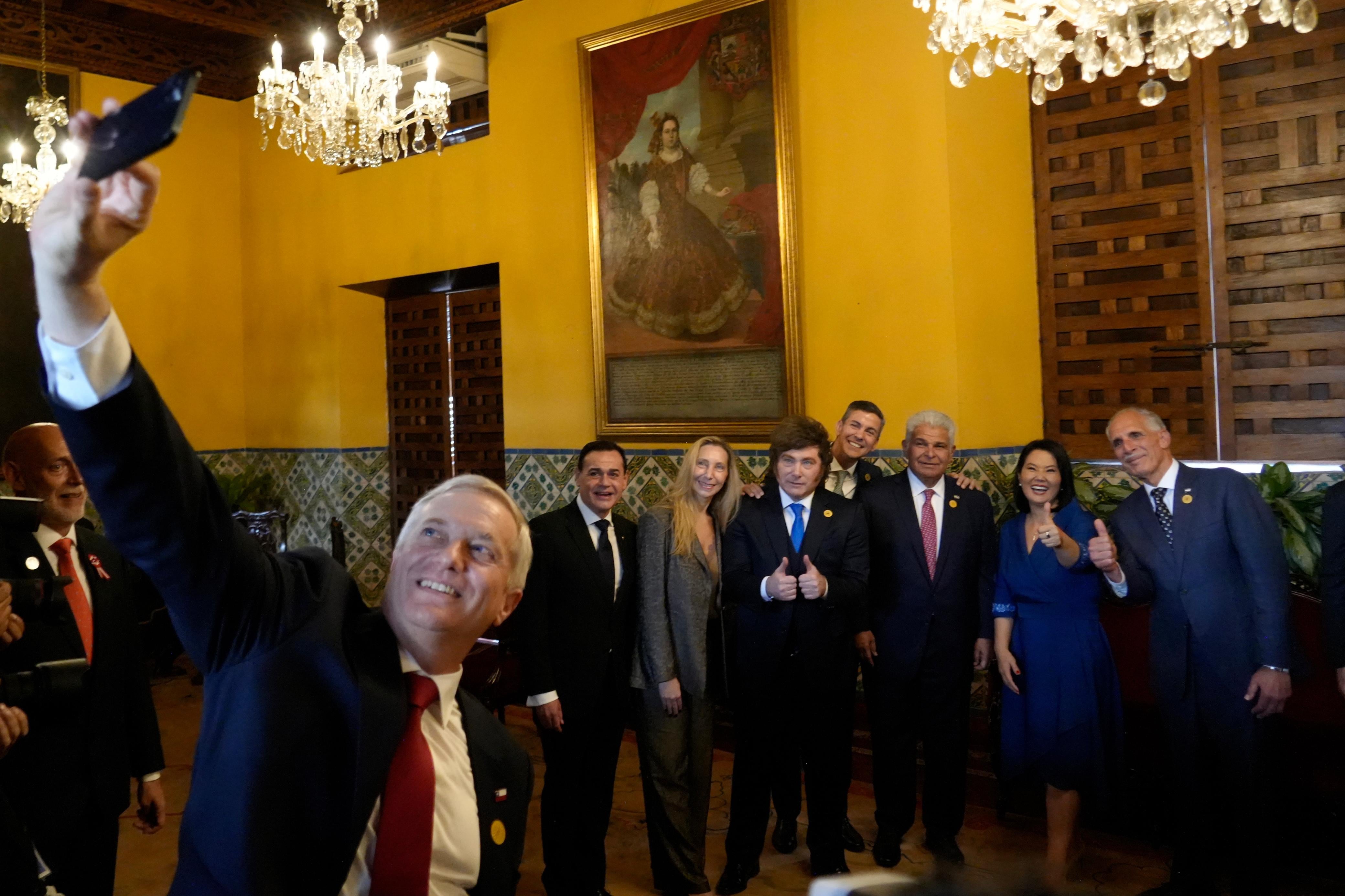 El presidente Javier Milei junto a Keiko Fujimori y mandatarios de derecha en la región