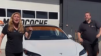 Dos empleados de un desguace