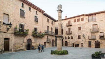 El pueblo con calles medievales y casas señoriales entre olivos centenarios