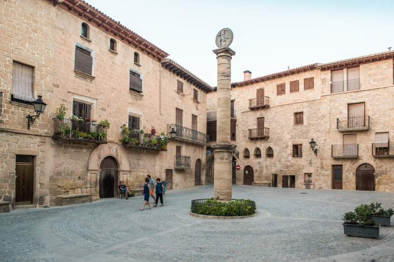 Los soportales de este pueblo medieval son típicos de la arquitectura aragonesa. (Turismo Aragón)