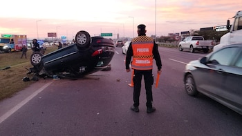 Un policía manejaba borracho, perdió el control del auto y chocó contra un camión en Córdoba: mató a un hombre