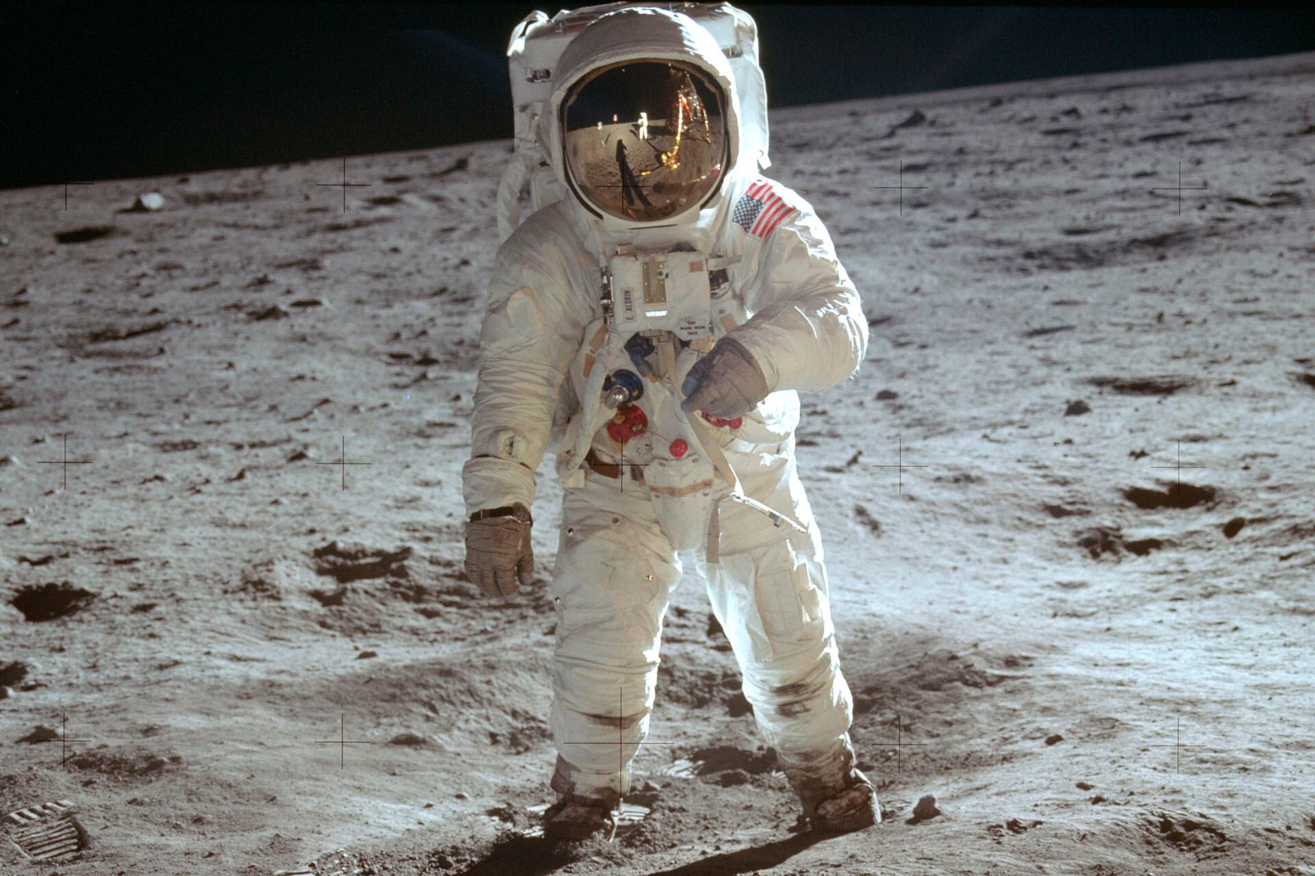 El alunizaje del Apolo 11 marcó un antes y un después no solo en la exploración espacial, sino en la historia de los medios, permitiendo que 650 millones de personas vivieran el hito juntos a través de la televisión - (Neil Armstrong/NASA via AP)
