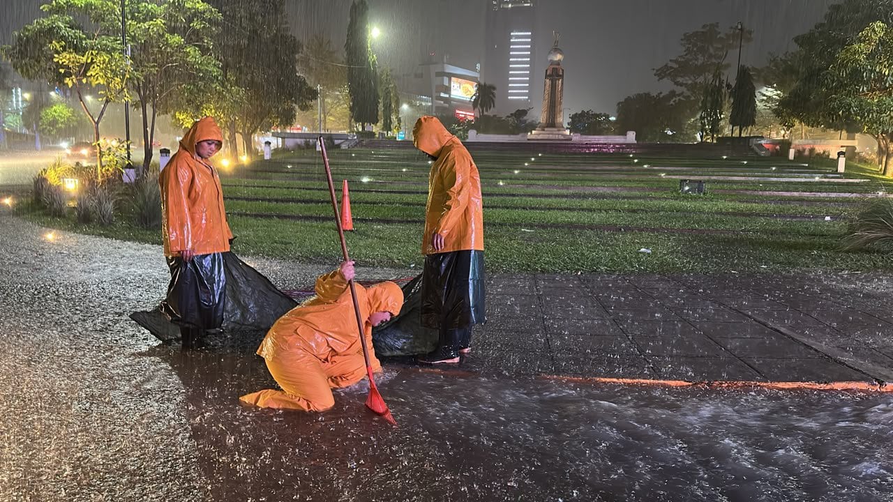 La Alcaldía de San Salvador informó que sus equipos trabajan en los alrededores de la Plaza Salvador del Mundo para atender las emergencias generadas por las lluvias y garantizar condiciones seguras en la zona. (Cortesía: Alcaldía de San Salvador)