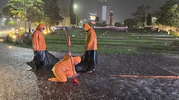 La Alcaldía de San Salvador informó que sus equipos trabajan en los alrededores de la Plaza Salvador del Mundo para atender las emergencias generadas por las lluvias y garantizar condiciones seguras en la zona. (Cortesía: Alcaldía de San Salvador)