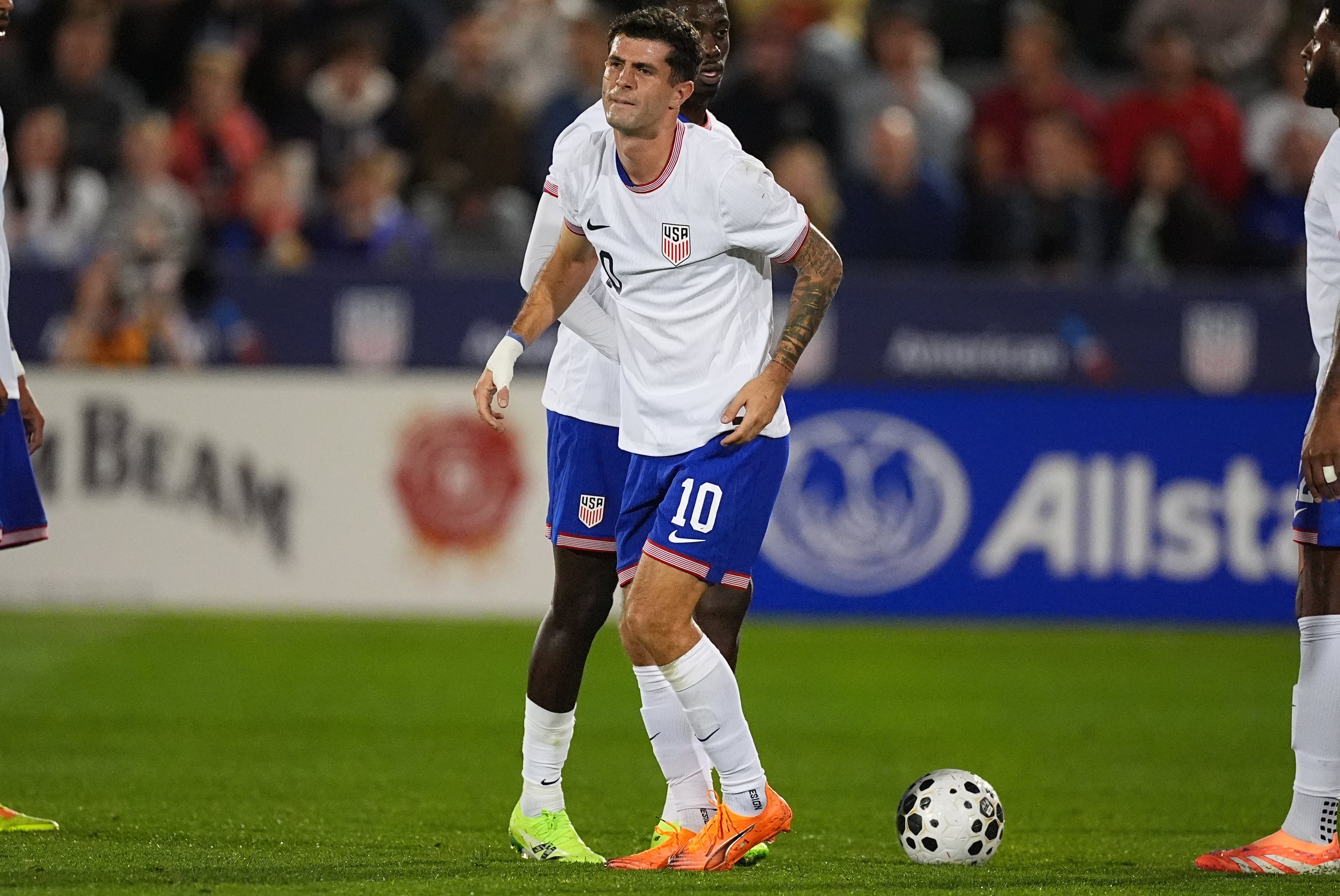 El futbolista estadounidense destaca la importancia de tener experiencias fuera del fútbol y de mantener un respiro mental fuera del campo (AP Foto/David Zalubowski)