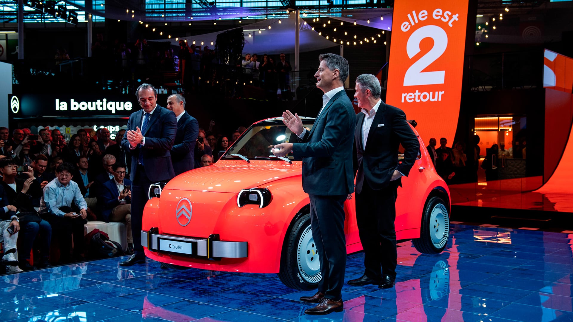 Antonio Filosa, (CEO de Stellantis), Xavier Chardon (CEO de Citroën), Emanuele Cappellano (COO Stellantis Europe), y Gilles Vidal, jefe de diseño de Stellantis Europa, en la presentación durante el Salón de Paris 2026. (Stellantis)