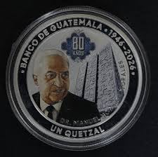 La moneda conmemorativa de un quetzal del Banco de Guatemala celebra sus 80 años de fundación, con la imagen de Dr. Manuel Ralda Morales y la sede de la entidad. (Prensa Libre)