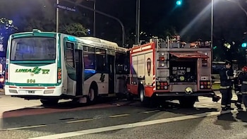 Un colectivo y un camión de bomberos chocaron en San Telmo: al menos cuatro personas fueron trasladadas por el SAME