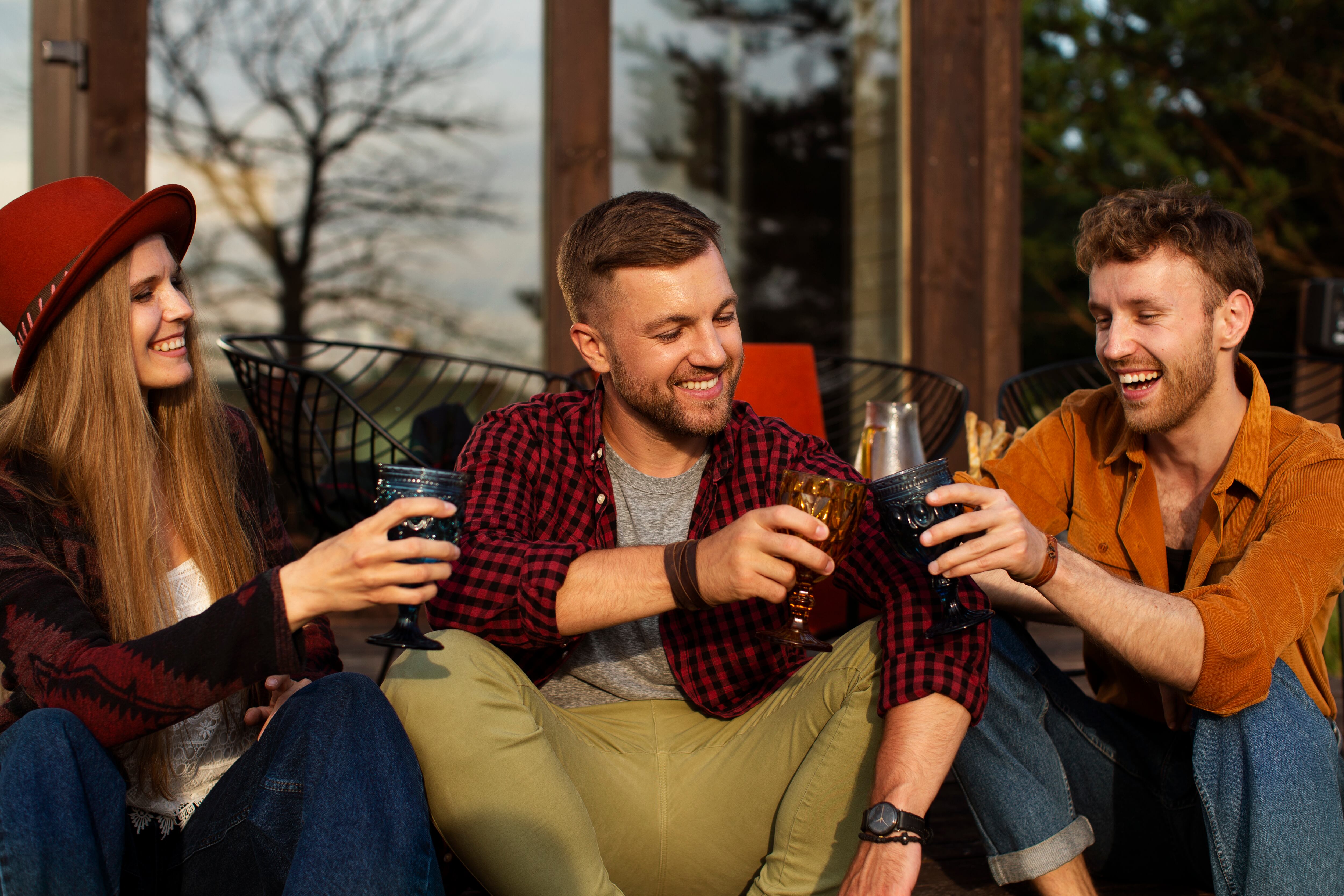 Varios amigos disfrutando de unos días de desconexión. (Freepik)