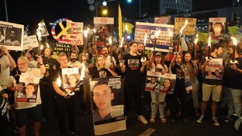 Familias de rehenes llaman a