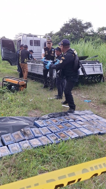 El Ministerio Público embaló la cocaína decomisada y la trasladó a las bodegas de la SGAIA, mientras el camión quedó consignado bajo custodia./ (PNC de Guatemala)
