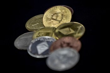 Representaciones físicas de varias criptomonedas