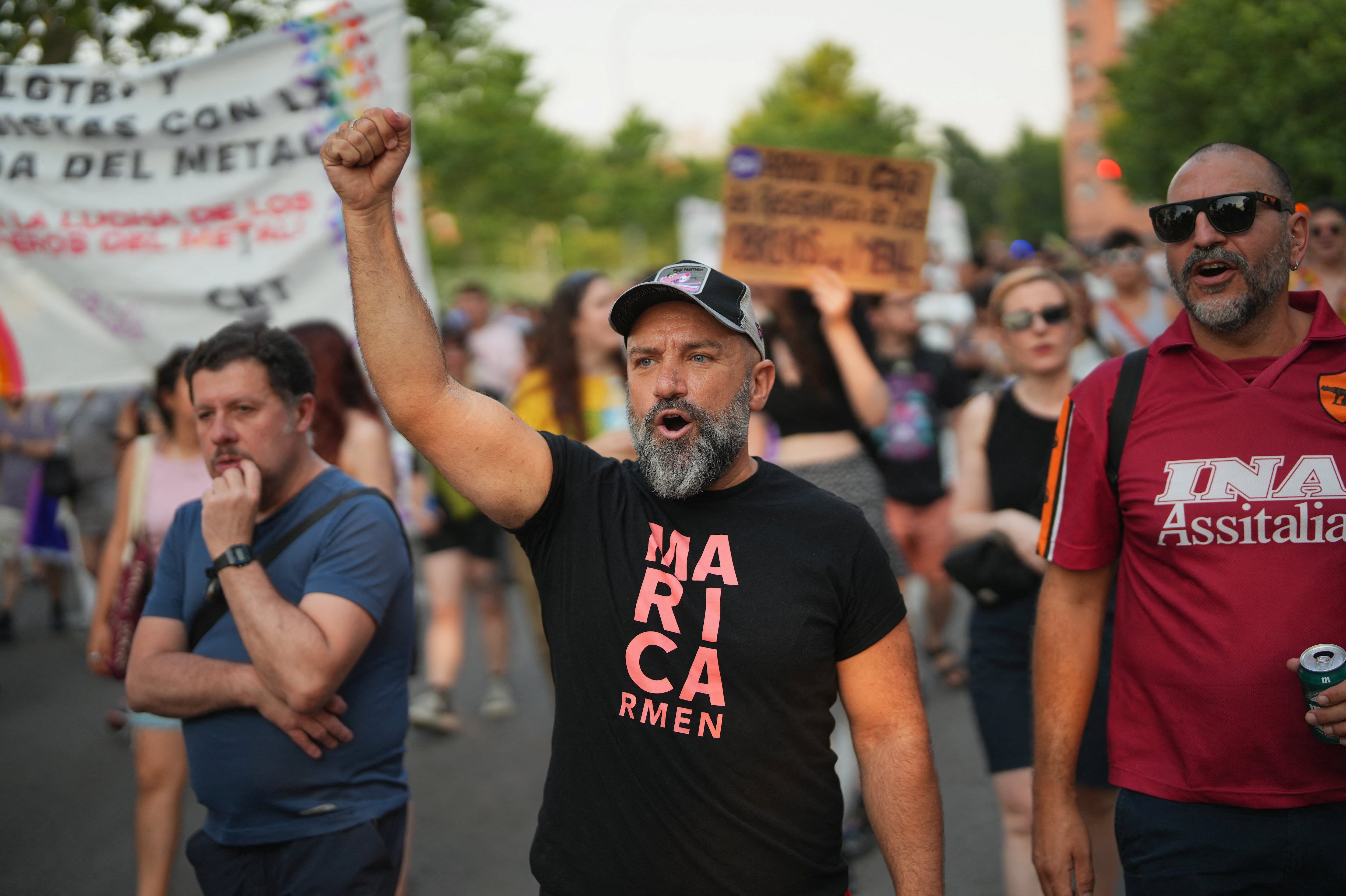 Varias personas del colectivo Orgullo Crítico Madrid se manifiestan en Madrid (REUTERS/Juan Medina)