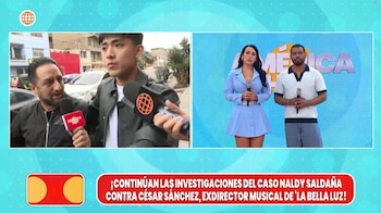 Una pantalla dividida muestra a dos hombres con micrófono al aire libre y a un hombre y una mujer con micrófonos en estudio. Un banner rojo presenta texto