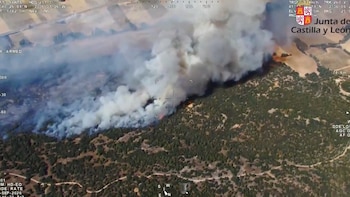 Desalojan varias viviendas y cortan una carretera cerca de La Calabaza (Burgos) por un incendio forestal en gravedad 2
