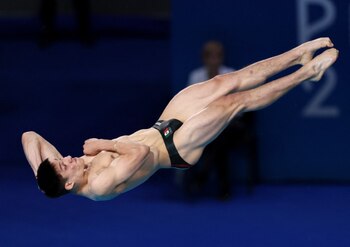 Juegos Olímpicos de París 2024 - Clavados - Final masculina de trampolín de 3 metros - Centro Acuático, Saint-Denis, Francia - 08 de agosto de 2024. Osmar Olvera Ibarra, de México, en acción. REUTERS/Leah Millis