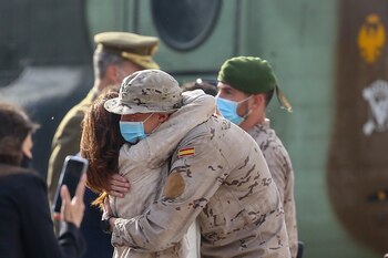 13/05/2021 Un soldado se abraza a su mujer durante el acto de reconocimiento al personal participante en misiones en Afganistán, en la Base Aérea de Torrejón de Ardoz, a 13 de mayo de 2021, en Torrejón de Ardoz, Madrid (España). El Rey recibe hoy a las últimas tropas militares españolas desplegadas en Afganistán, que regresan hoy a España poniendo fin a una misión de casi 20 años.El contingente lo completan un oficial, un teniente coronel en el cuartel general de la OTAN; 14 instructores de Operaciones Especiales que entrenan, asesoran y asisten a sus homólogos afganos; y los ocho miembros del Elemento Nacional de Apoyo (NSI). Los Boinas Verdes estaban destacados en la base Camp Morehead, a las afueras de Kabul, pero todos se han concentrado ya en el aeropuerto de la capital afgana para preparar su repatriación.
POLITICA
Ricardo Rubio - Europa Press