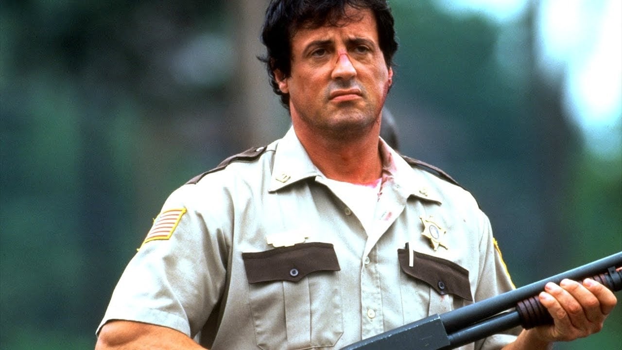 El papel de Freddy Heflin en Cop Land permitió a Stallone alejarse de la imagen musculosa que había construido durante años. (IMDb)