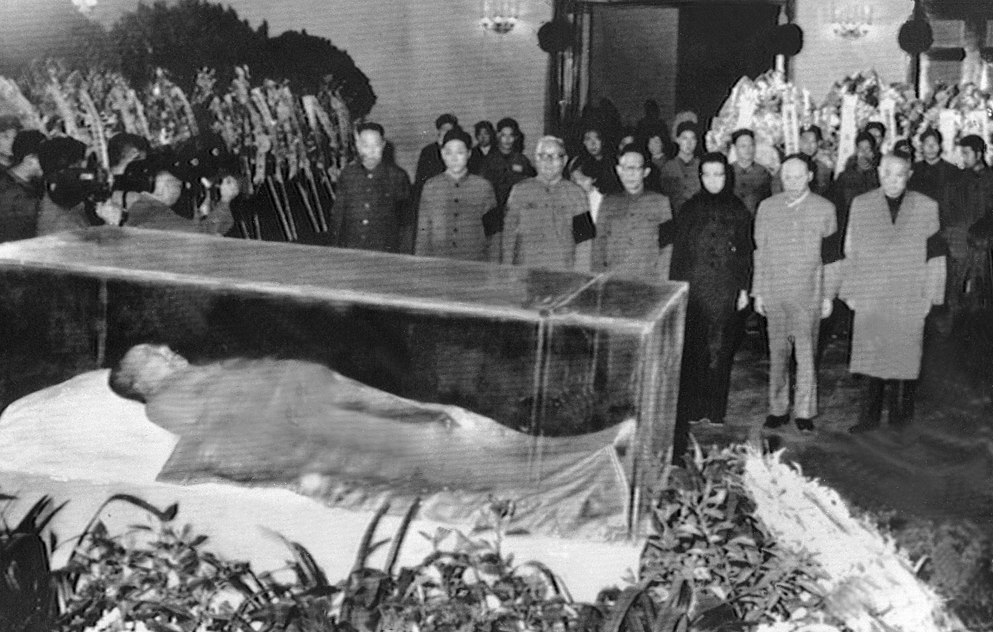 Líderes del Patido Comunista Chino visitan la capilla ardiente de Mao Tse Tung, líder de la revolución. (EFE/Archivo)