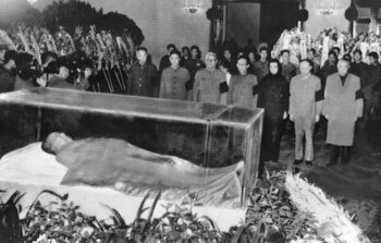 Líderes del Patido Comunista Chino visitan la capilla ardiente de Mao Tse Tung, líder de la revolución. (EFE/Archivo)