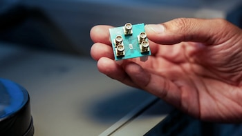 Construyen el primer chip del mundo con “cerebro de microondas”: por qué es clave para las comunicaciones