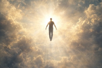 Silueta de una persona flotando en un cielo nublado, con una luz intensa detrás que proyecta rayos a través de las nubes