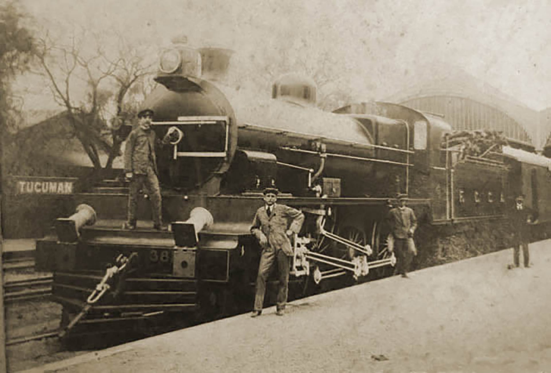 Los maquinistas de una de las locomotoras a vapor del FCCA en la Estación Tucumán, en 1910