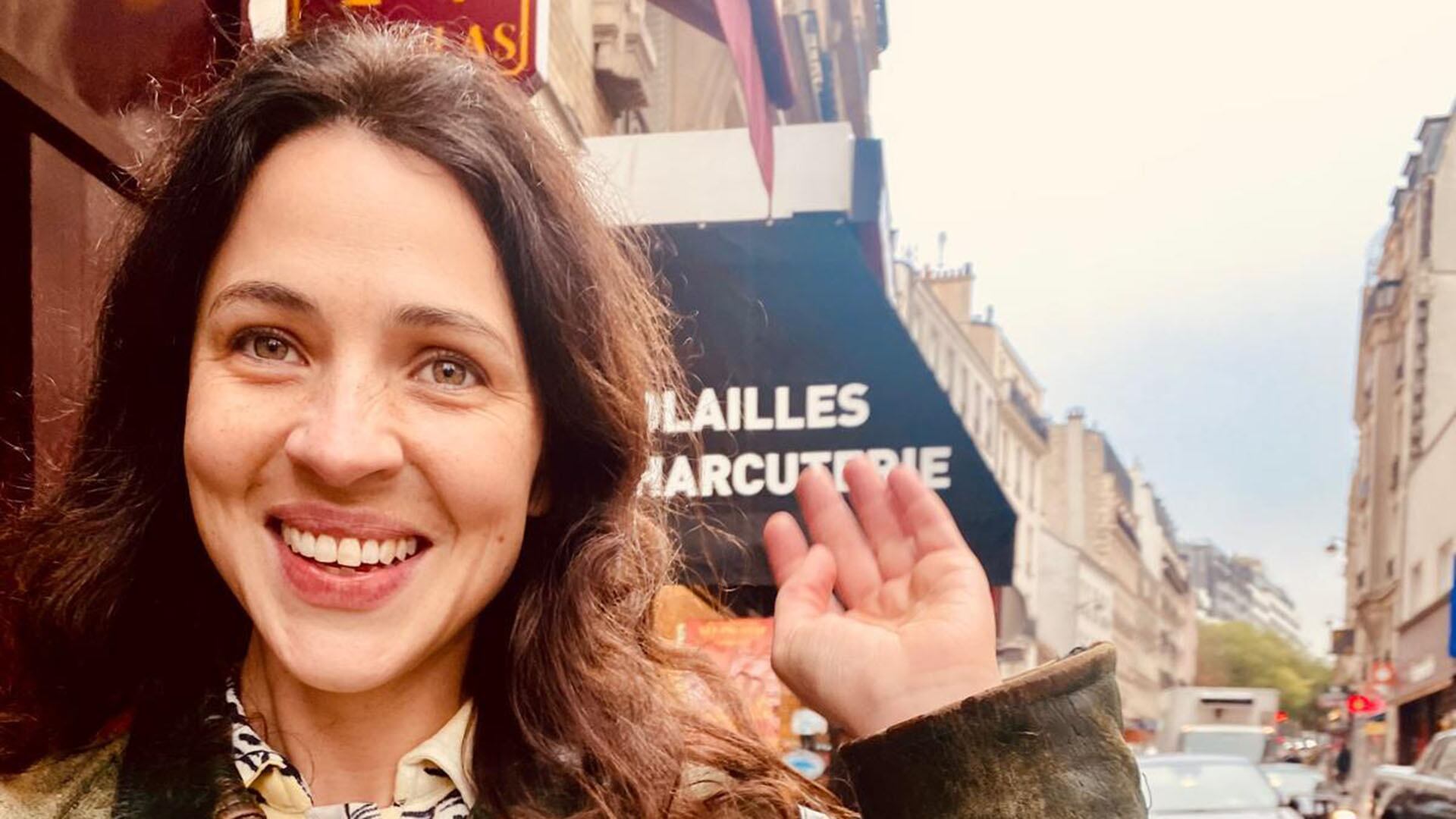 Isabel Aimé González Sola se crió en Chacras de Coria en Mendoza. Actualmente, vive en la ciudad de Montreuil, al este de París