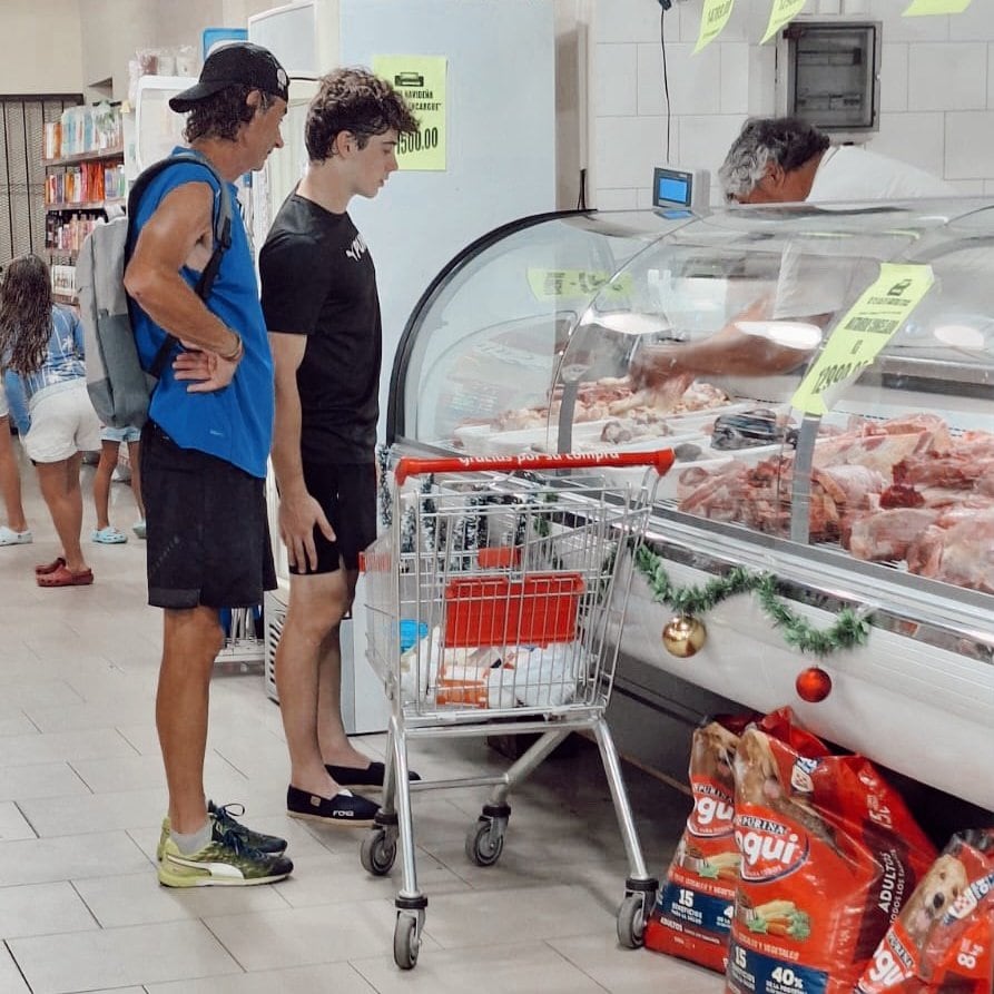 Franco Colapinto y su papá, Aníbal, de compras en una carnicería