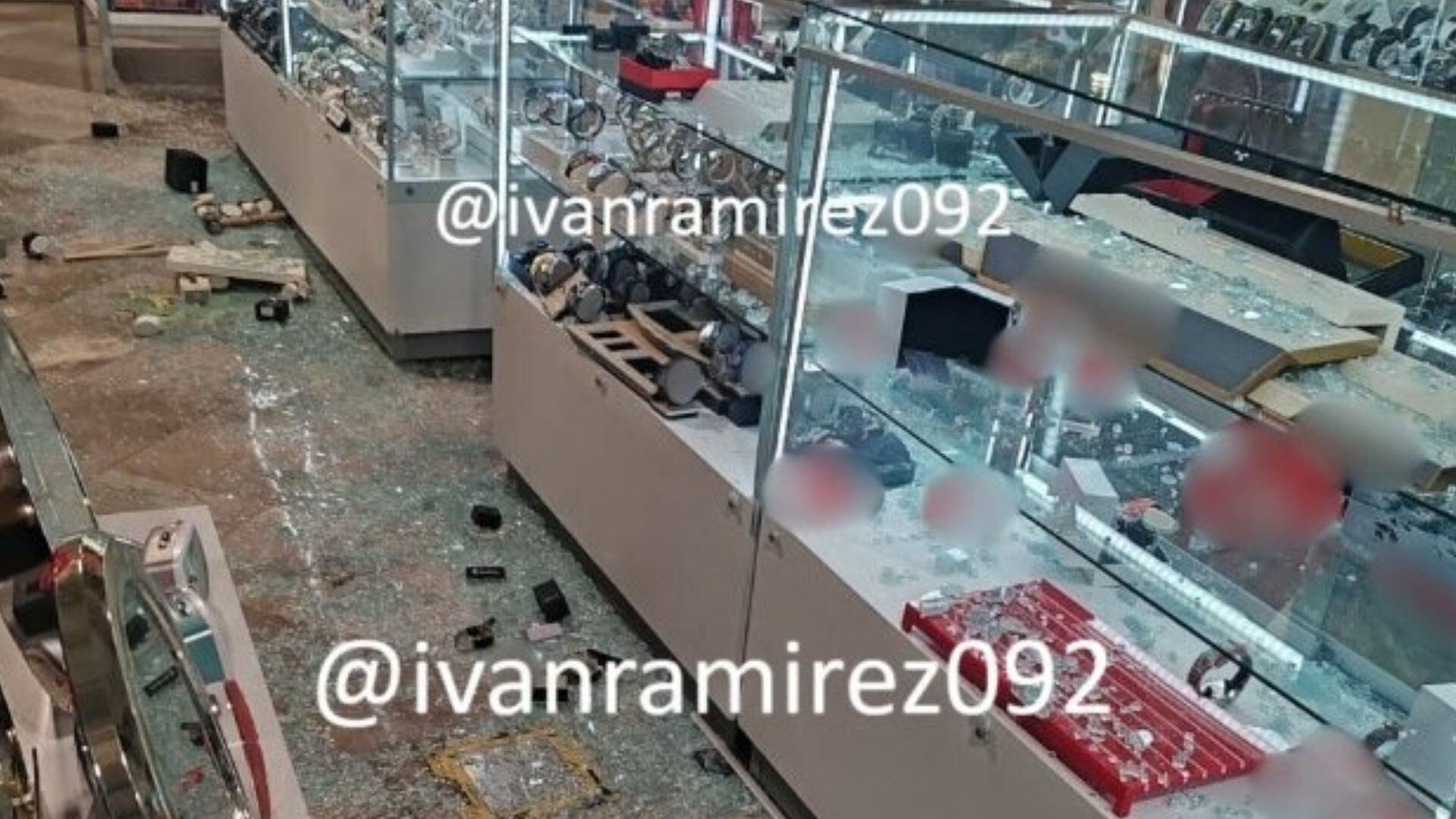 Tres sujetos lograron robar alrededor de 200 relojes de una tienda departamental en Coyoacán, CDMX. (x/@ivanramirez092)