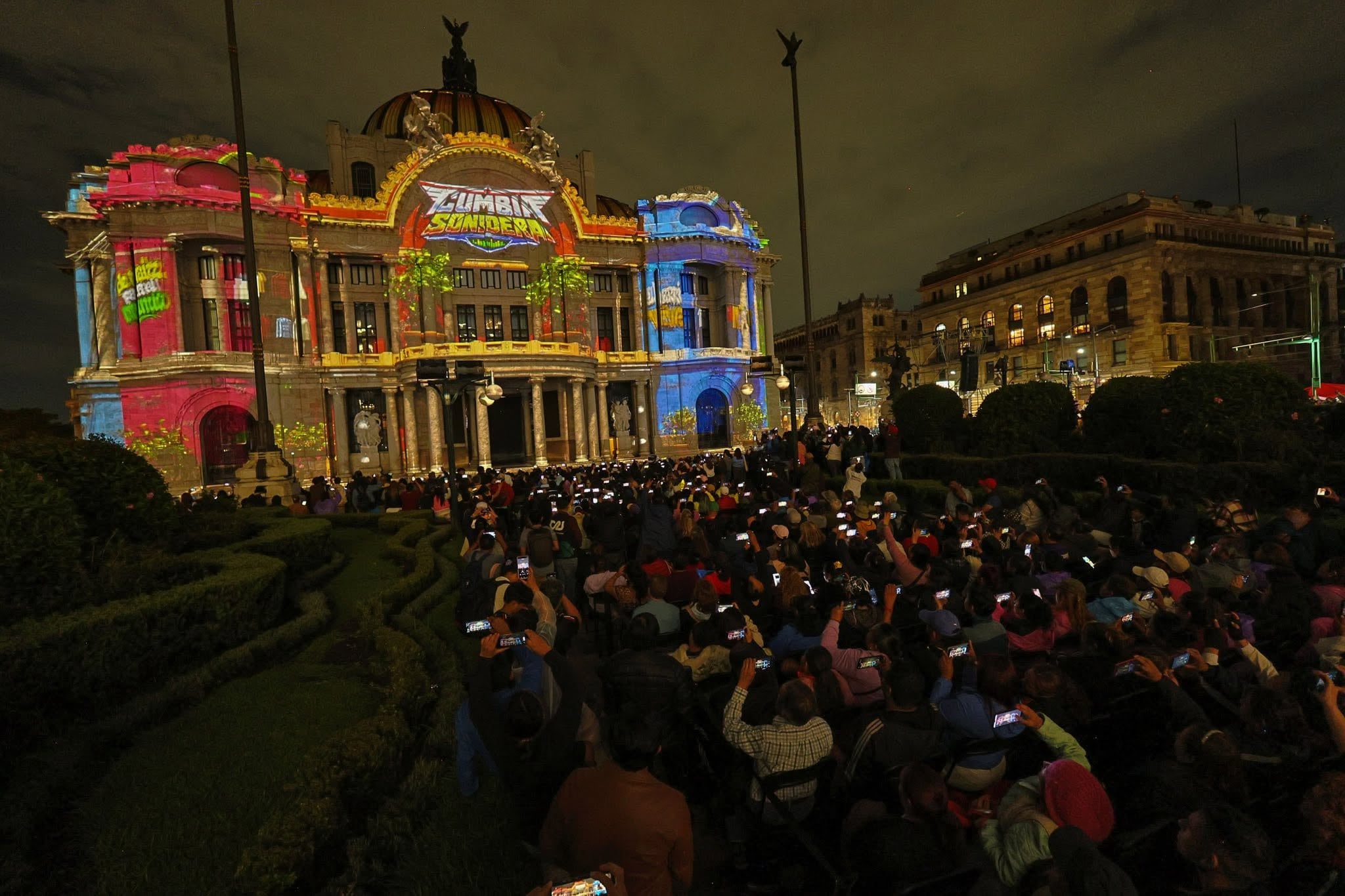 Las imágenes muestran momentos en que la música y el baile aparecen en la vida de los capitalinos. (@CulturaCiudadMx)