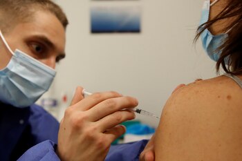 Un trabajador médico administra una