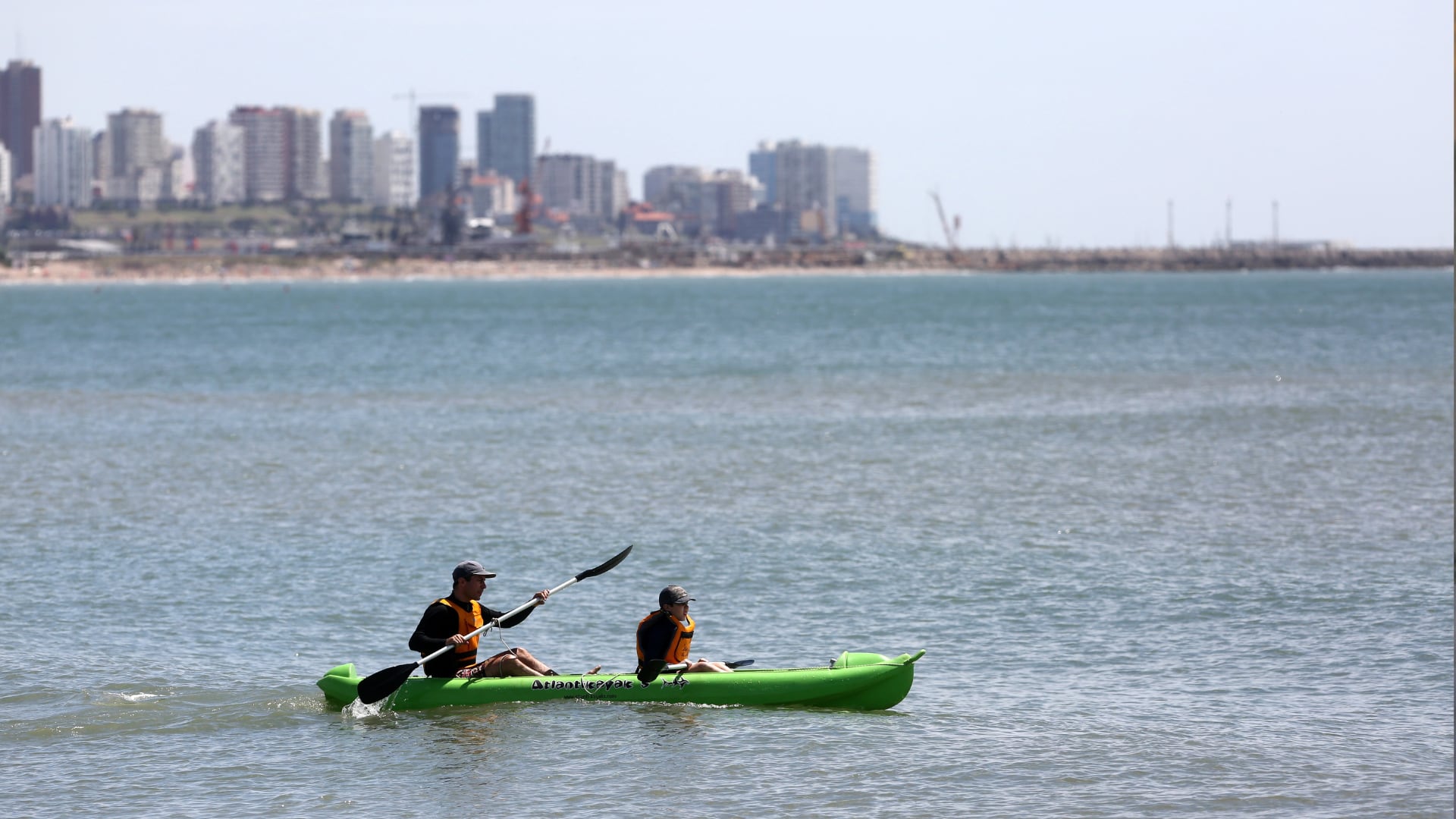 El kayak permite recorrer la costa marplatense desde otra perspectiva (Emturyc)