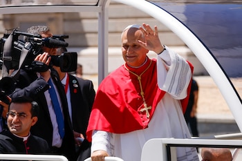 Papa en el papamóvil (Oscar DEL POZO / AFP)