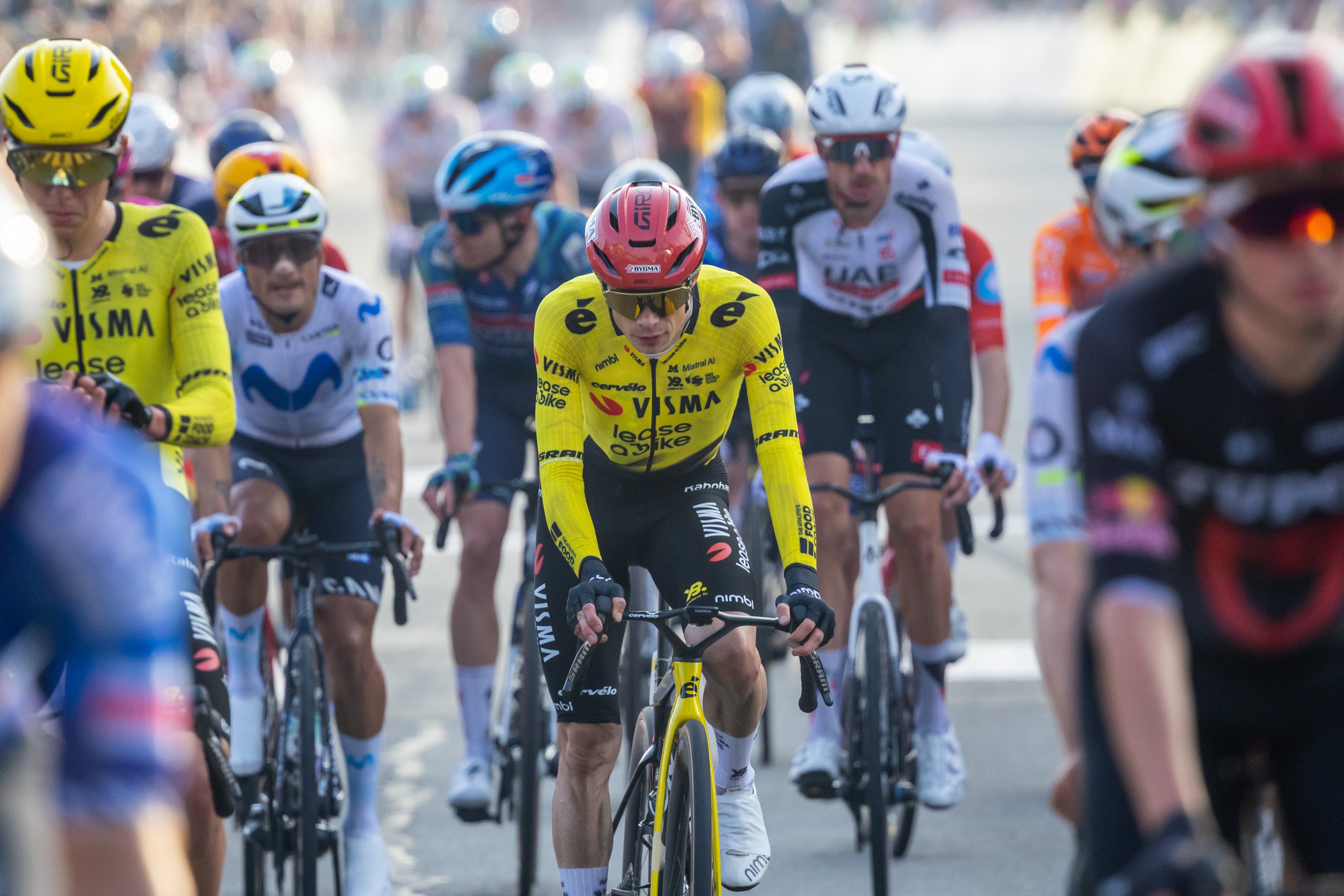 El ciclista danés Jonas Vingegaard (C), del Team Visma-Lease a Bike, cruza la meta. EFE/EPA/CHRISTOPHE PETIT TESSON