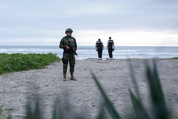 Un miembro del ejército monta guardia frente a la sede del presidente de Ecuador, Daniel Noboa, el día de las elecciones presidenciales, en Santa Elena, Ecuador, el 13 de abril de 2025. REITERS/David Díaz Arcos