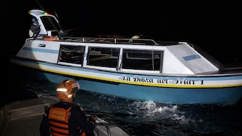 Armada rescató a dos personas que se encontraban en una motonave a la deriva en el Pacífico colombiano: así fue el operativo