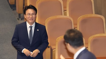 El ex primer ministro Kim Min Seok anuncia su candidatura para liderar el partido gubernamental