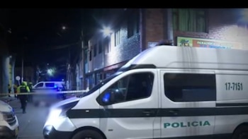 En plena calle, dos hombres