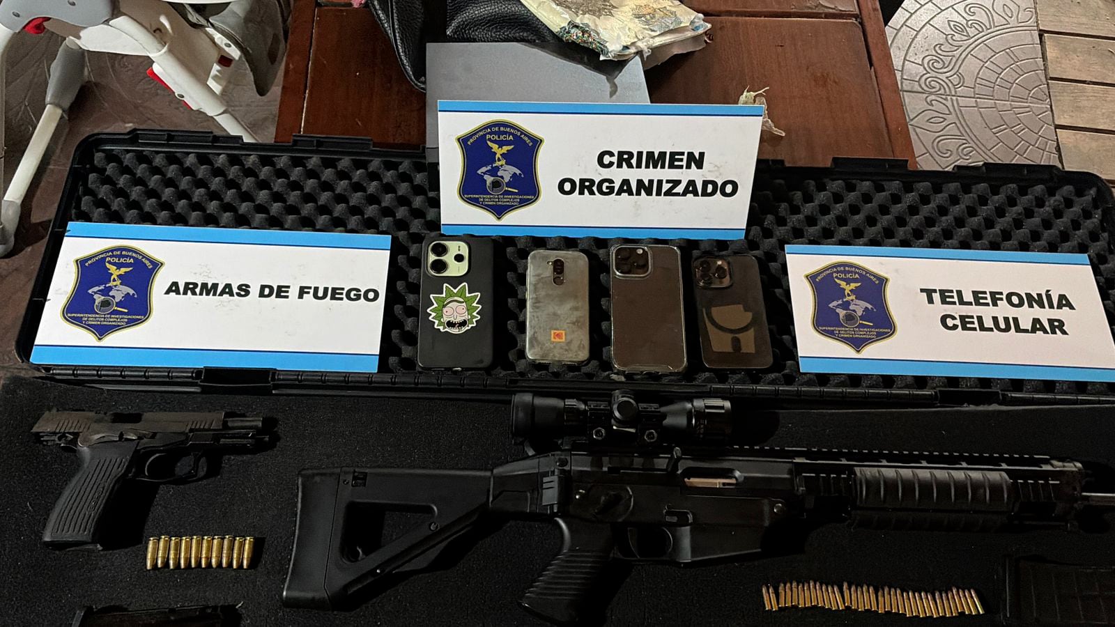 La banda contaba con un importante arsenal, dentro del cual había una réplica tipo fusil de asalto SIG SAUER.
